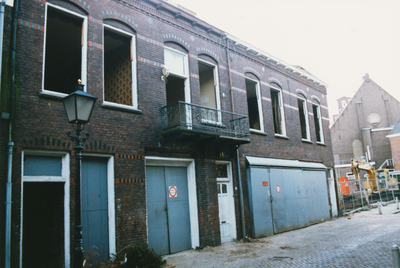 861156 Gezicht op de voorgevels van de panden Bergstraat 14-16 (voormalige smederij Mackaay) in Wijk C te Utrecht, die ...
